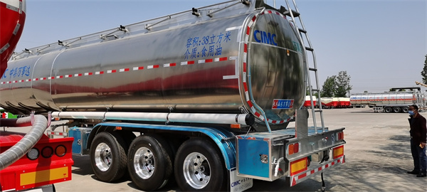 Bulk cement tanker