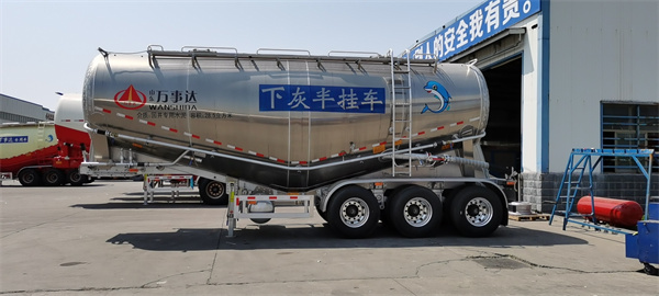 Bulk cement tanker